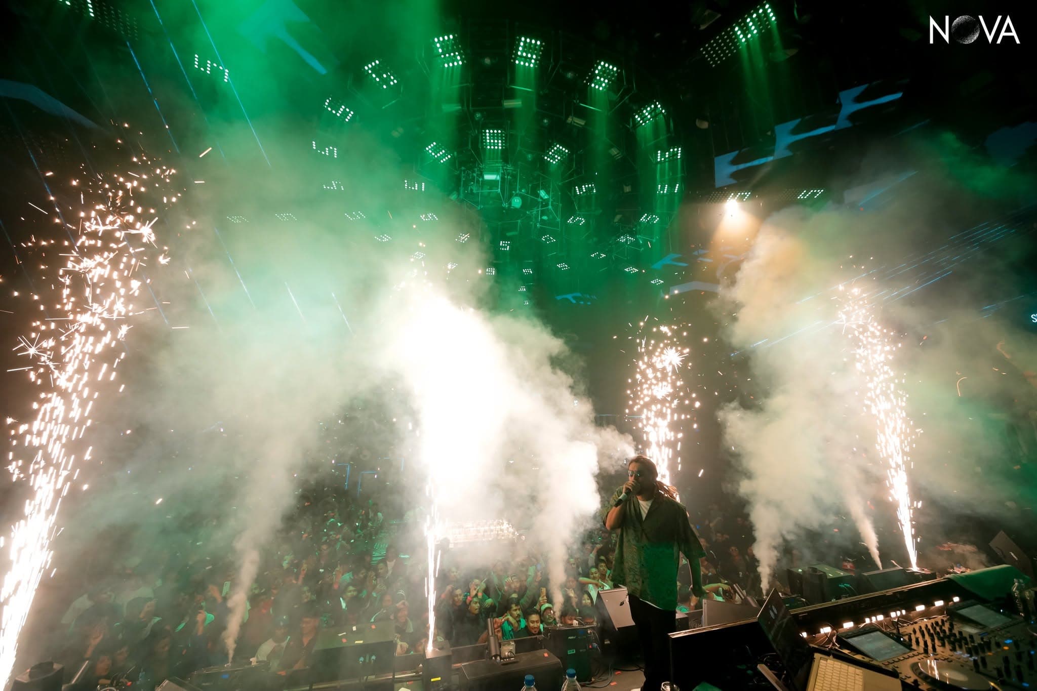 Live performance with pyrotechnics on the Club Nova stage